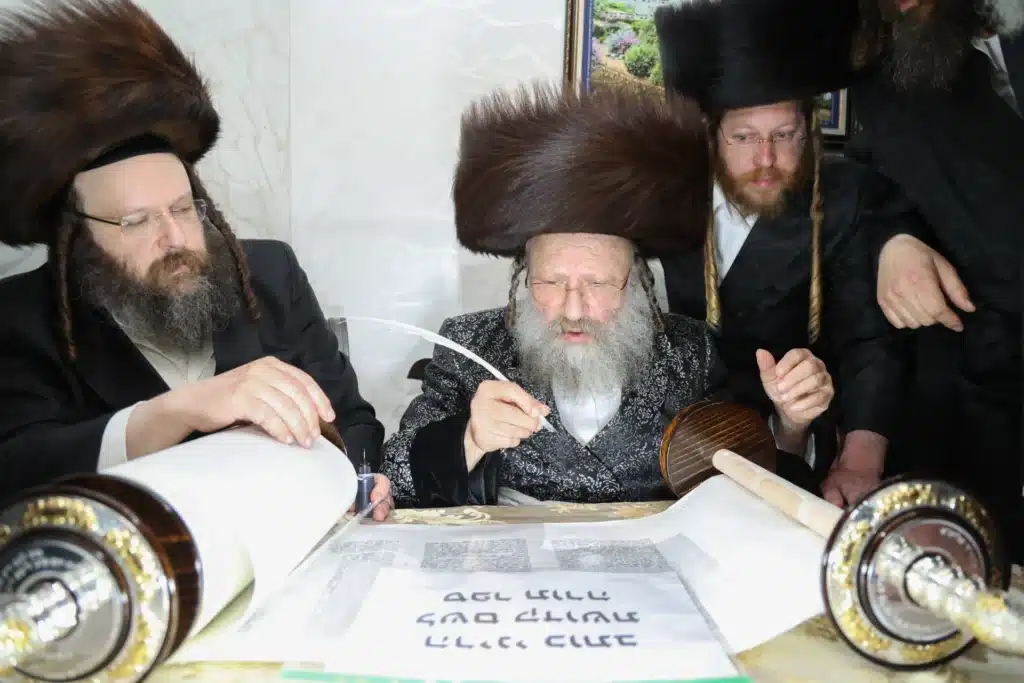 גלריה: מעמד הכנסת ספר תורה לבית המדרש דחסידי נאדוורנא באניא גלריה: מעמד הכנסת ספר תורה לבית המדרש דחסידי נאדוורנא באניא
