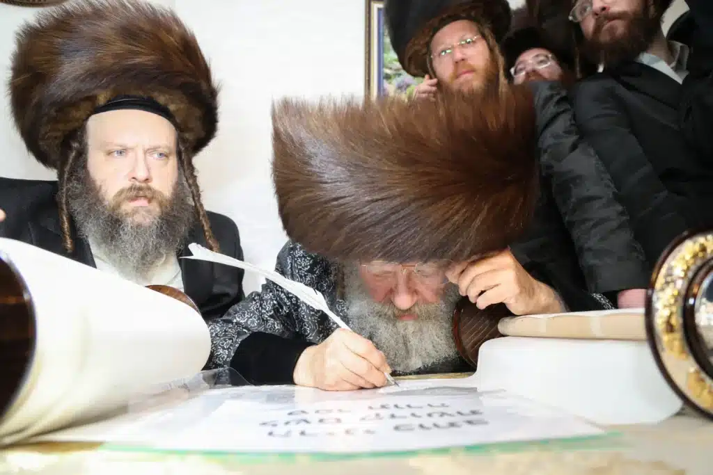 גלריה: מעמד הכנסת ספר תורה לבית המדרש דחסידי נאדוורנא באניא גלריה: מעמד הכנסת ספר תורה לבית המדרש דחסידי נאדוורנא באניא