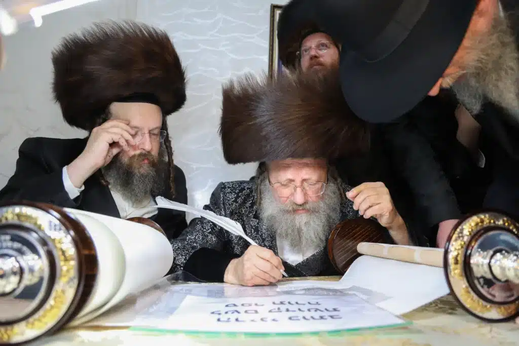גלריה: מעמד הכנסת ספר תורה לבית המדרש דחסידי נאדוורנא באניא גלריה: מעמד הכנסת ספר תורה לבית המדרש דחסידי נאדוורנא באניא