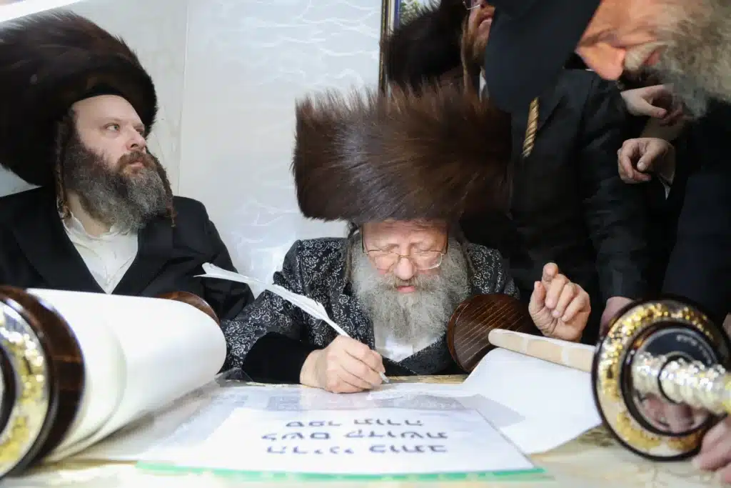 גלריה: מעמד הכנסת ספר תורה לבית המדרש דחסידי נאדוורנא באניא גלריה: מעמד הכנסת ספר תורה לבית המדרש דחסידי נאדוורנא באניא
