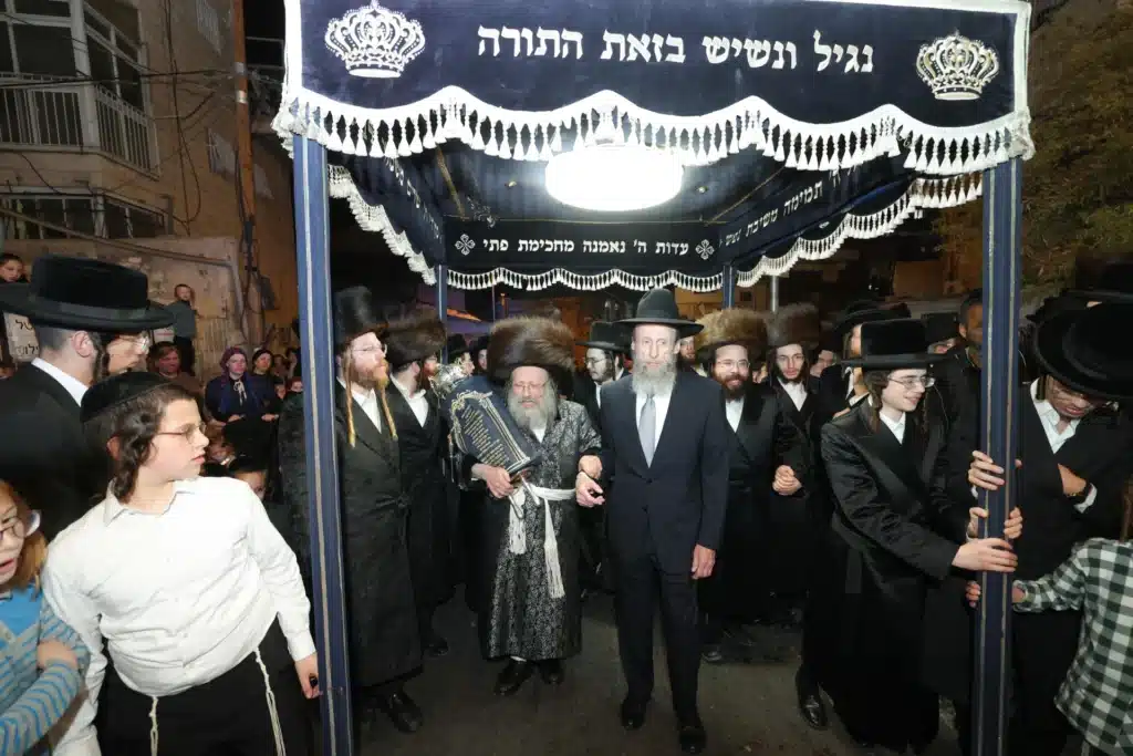 גלריה: מעמד הכנסת ספר תורה לבית המדרש דחסידי נאדוורנא באניא גלריה: מעמד הכנסת ספר תורה לבית המדרש דחסידי נאדוורנא באניא