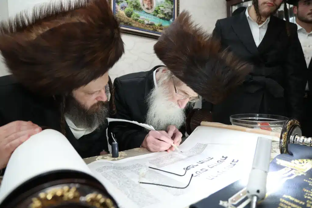גלריה: מעמד הכנסת ספר תורה לבית המדרש דחסידי נאדוורנא באניא גלריה: מעמד הכנסת ספר תורה לבית המדרש דחסידי נאדוורנא באניא