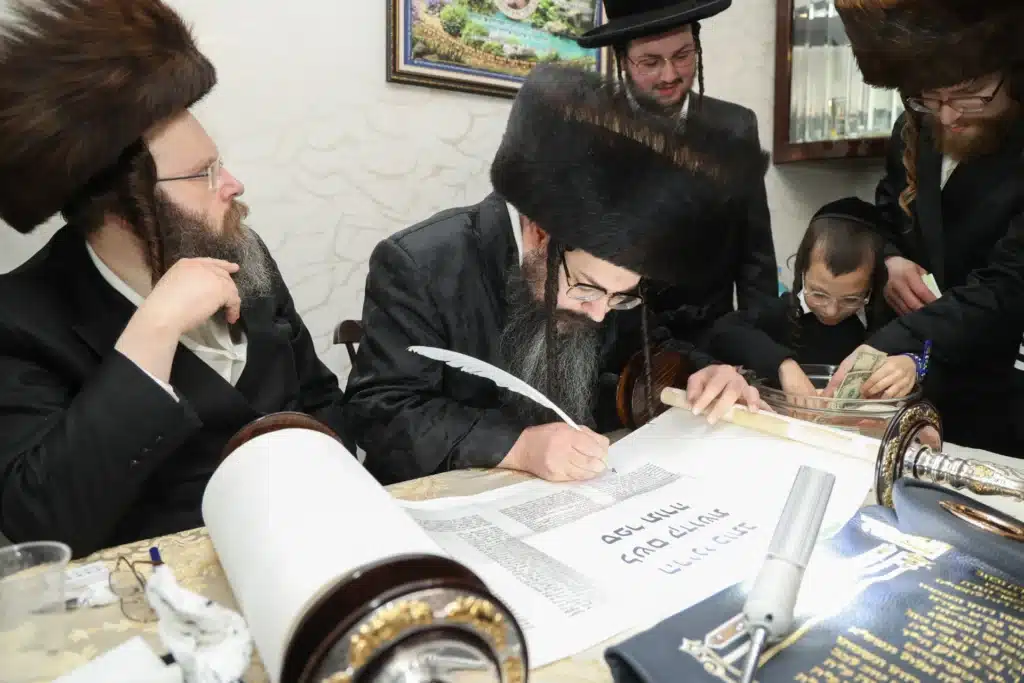 גלריה: מעמד הכנסת ספר תורה לבית המדרש דחסידי נאדוורנא באניא גלריה: מעמד הכנסת ספר תורה לבית המדרש דחסידי נאדוורנא באניא