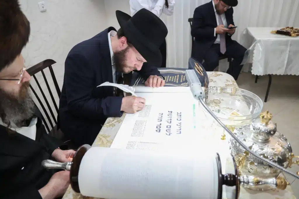 גלריה: מעמד הכנסת ספר תורה לבית המדרש דחסידי נאדוורנא באניא גלריה: מעמד הכנסת ספר תורה לבית המדרש דחסידי נאדוורנא באניא