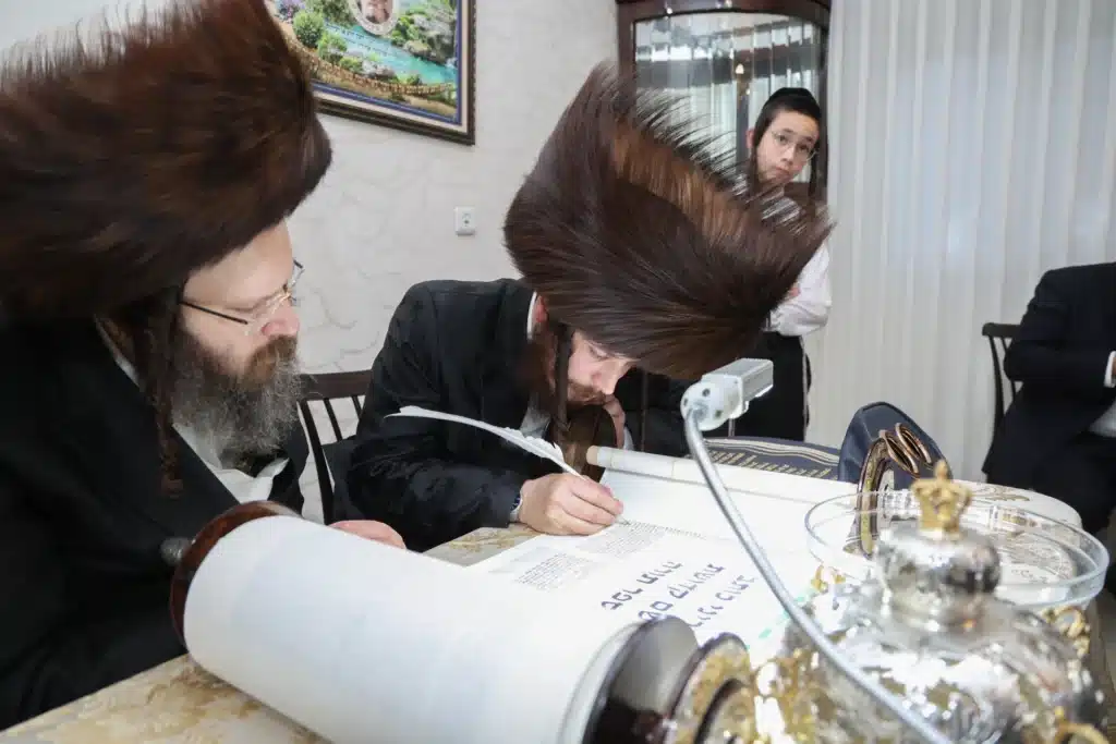 גלריה: מעמד הכנסת ספר תורה לבית המדרש דחסידי נאדוורנא באניא גלריה: מעמד הכנסת ספר תורה לבית המדרש דחסידי נאדוורנא באניא