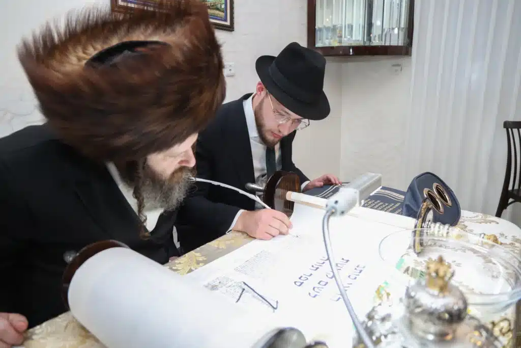 גלריה: מעמד הכנסת ספר תורה לבית המדרש דחסידי נאדוורנא באניא גלריה: מעמד הכנסת ספר תורה לבית המדרש דחסידי נאדוורנא באניא