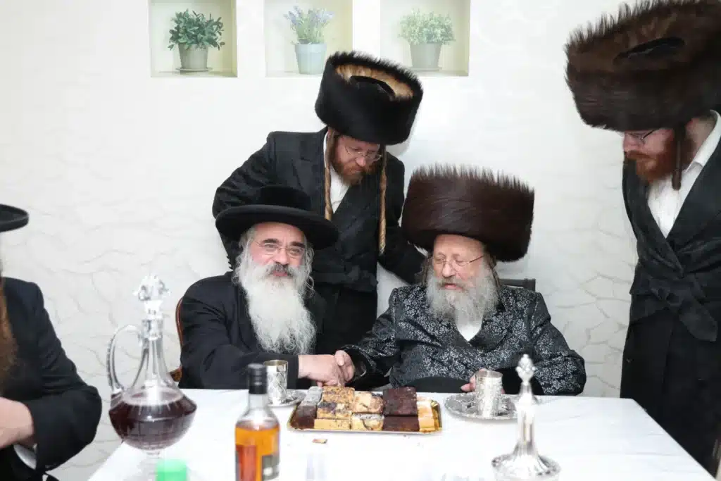 גלריה: מעמד הכנסת ספר תורה לבית המדרש דחסידי נאדוורנא באניא גלריה: מעמד הכנסת ספר תורה לבית המדרש דחסידי נאדוורנא באניא