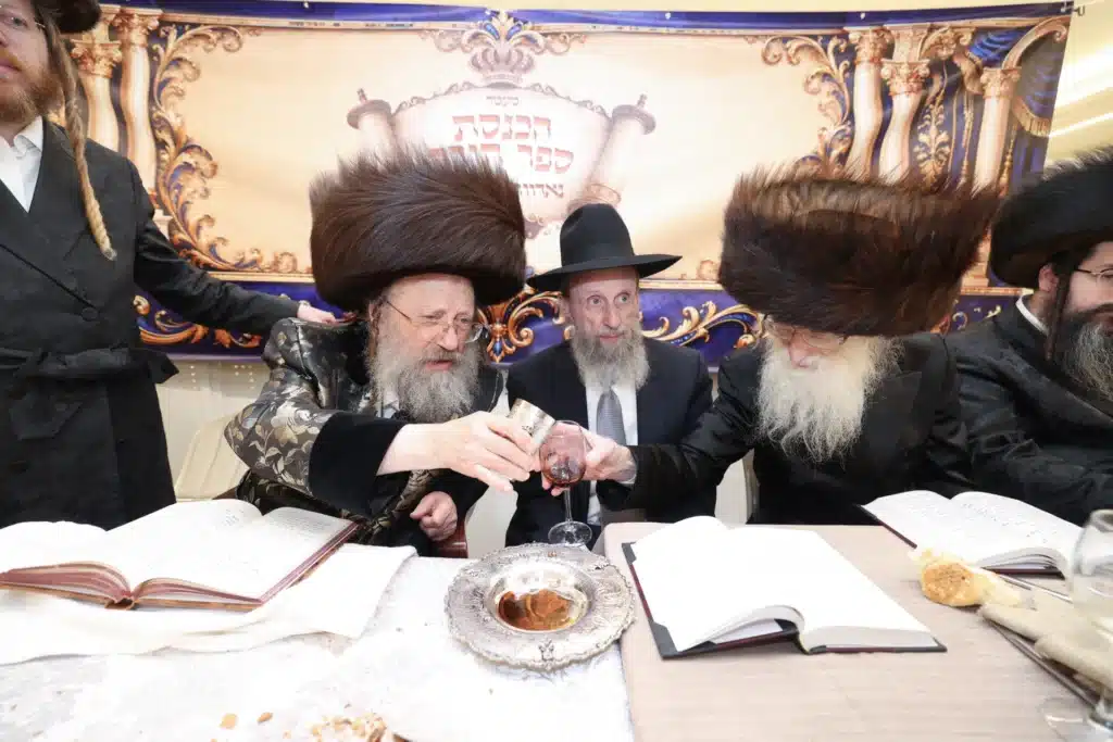 גלריה: מעמד הכנסת ספר תורה לבית המדרש דחסידי נאדוורנא באניא גלריה: מעמד הכנסת ספר תורה לבית המדרש דחסידי נאדוורנא באניא