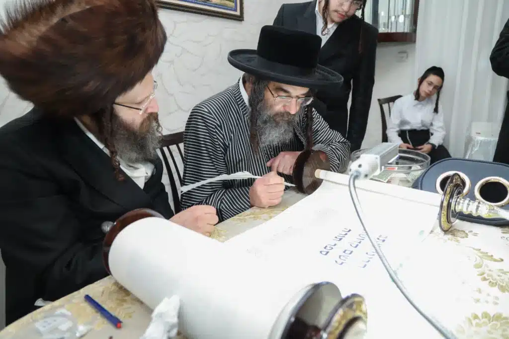 גלריה: מעמד הכנסת ספר תורה לבית המדרש דחסידי נאדוורנא באניא גלריה: מעמד הכנסת ספר תורה לבית המדרש דחסידי נאדוורנא באניא