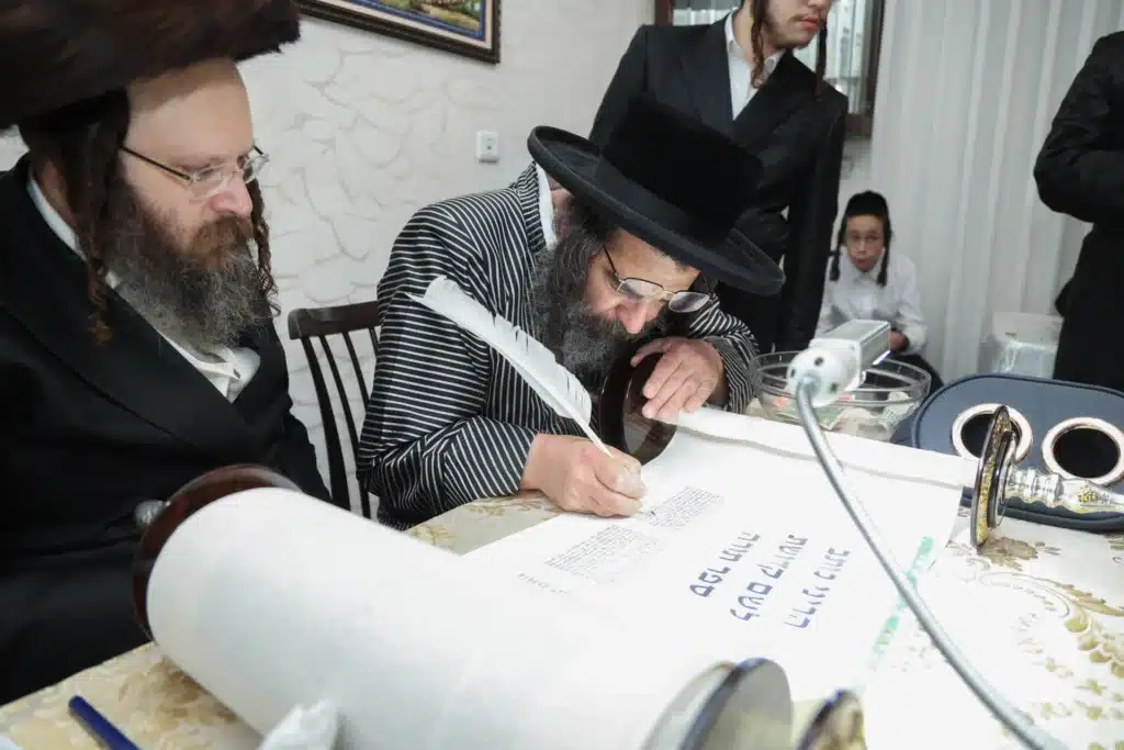גלריה: מעמד הכנסת ספר תורה לבית המדרש דחסידי נאדוורנא באניא גלריה: מעמד הכנסת ספר תורה לבית המדרש דחסידי נאדוורנא באניא