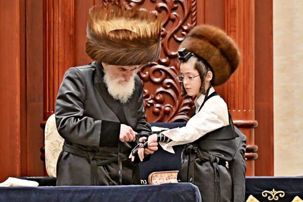 שמחת בית צדיקים: חבישת הקאלפיק והנחת התפילין לנכד האדמו"רים שמחת בית צדיקים: חבישת הקאלפיק והנחת התפילין לנכד האדמו"רים