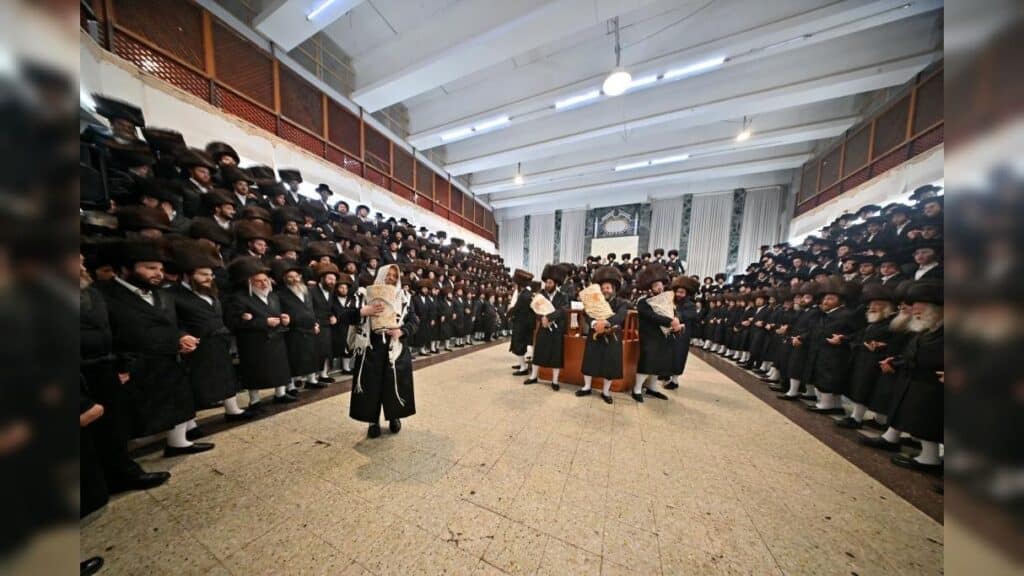 מעמד נעילת החג והקפות שניות בבית המדרש של סאטמאר בב"ב מעמד נעילת החג והקפות שניות בבית המדרש של סאטמאר בב"ב
