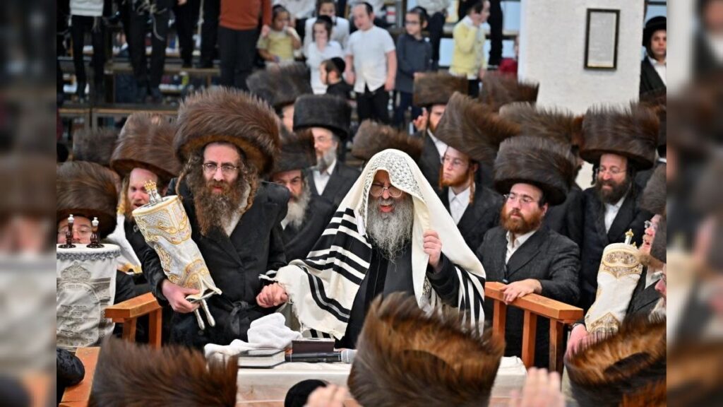 מעמד נעילת החג והקפות שניות בבית המדרש של סאטמאר בב"ב מעמד נעילת החג והקפות שניות בבית המדרש של סאטמאר בב"ב