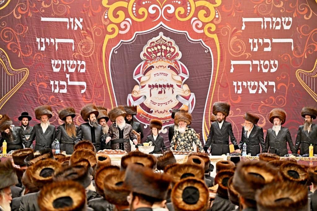 שמחת בית צדיקים: חבישת הקאלפיק והנחת התפילין לנכד האדמו"רים שמחת בית צדיקים: חבישת הקאלפיק והנחת התפילין לנכד האדמו"רים