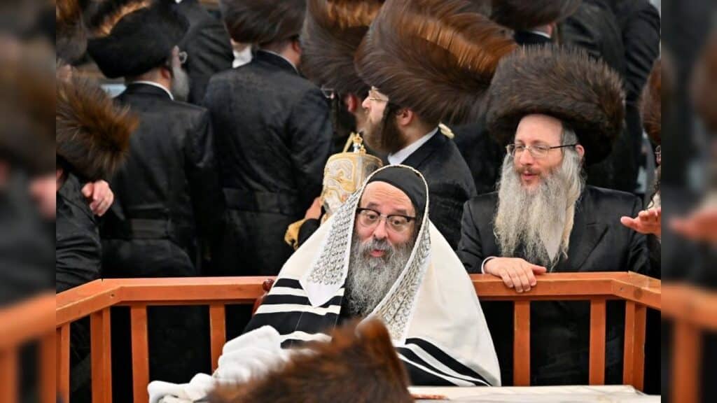 מעמד נעילת החג והקפות שניות בבית המדרש של סאטמאר בב"ב מעמד נעילת החג והקפות שניות בבית המדרש של סאטמאר בב"ב