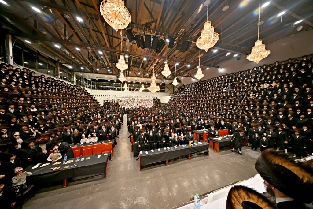 שמחת בית צדיקים: חבישת הקאלפיק והנחת התפילין לנכד האדמו"רים שמחת בית צדיקים: חבישת הקאלפיק והנחת התפילין לנכד האדמו"רים