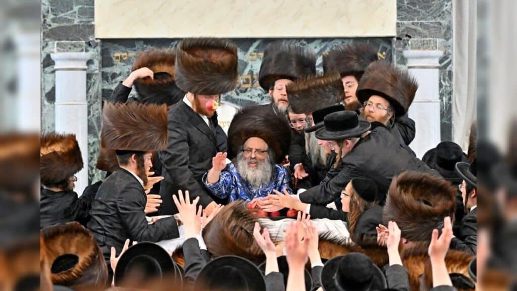 מעמד נעילת החג והקפות שניות בבית המדרש של סאטמאר בב"ב מעמד נעילת החג והקפות שניות בבית המדרש של סאטמאר בב"ב