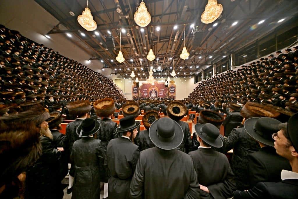 שמחת בית צדיקים: חבישת הקאלפיק והנחת התפילין לנכד האדמו"רים שמחת בית צדיקים: חבישת הקאלפיק והנחת התפילין לנכד האדמו"רים