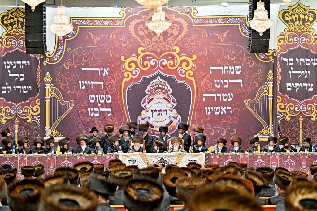 שמחת בית צדיקים: חבישת הקאלפיק והנחת התפילין לנכד האדמו"רים שמחת בית צדיקים: חבישת הקאלפיק והנחת התפילין לנכד האדמו"רים