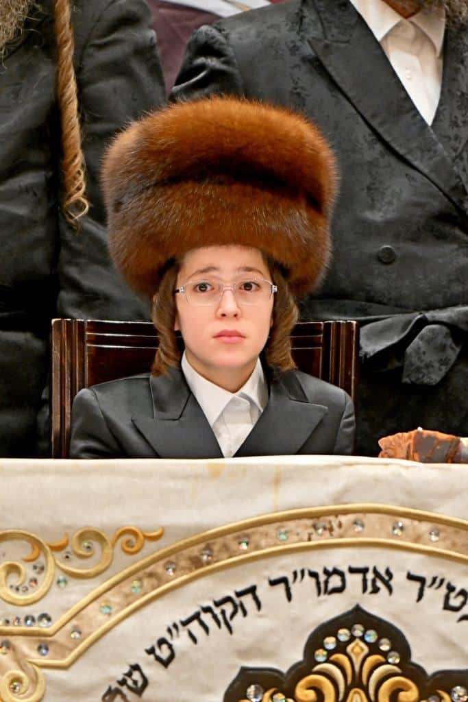 שמחת בית צדיקים: חבישת הקאלפיק והנחת התפילין לנכד האדמו"רים שמחת בית צדיקים: חבישת הקאלפיק והנחת התפילין לנכד האדמו"רים