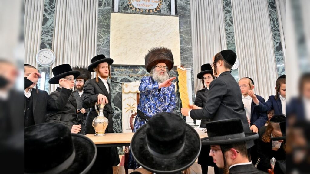 מעמד נעילת החג והקפות שניות בבית המדרש של סאטמאר בב"ב מעמד נעילת החג והקפות שניות בבית המדרש של סאטמאר בב"ב