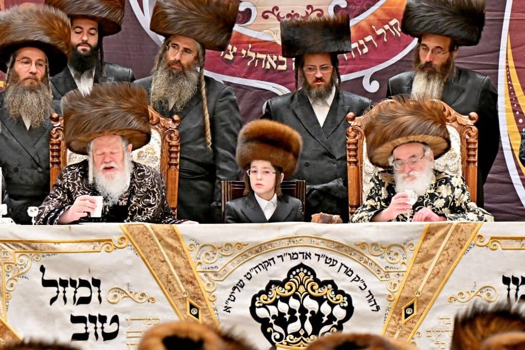 שמחת בית צדיקים: חבישת הקאלפיק והנחת התפילין לנכד האדמו"רים שמחת בית צדיקים: חבישת הקאלפיק והנחת התפילין לנכד האדמו"רים