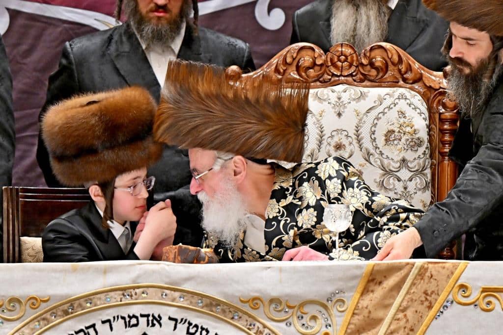 שמחת בית צדיקים: חבישת הקאלפיק והנחת התפילין לנכד האדמו"רים שמחת בית צדיקים: חבישת הקאלפיק והנחת התפילין לנכד האדמו"רים