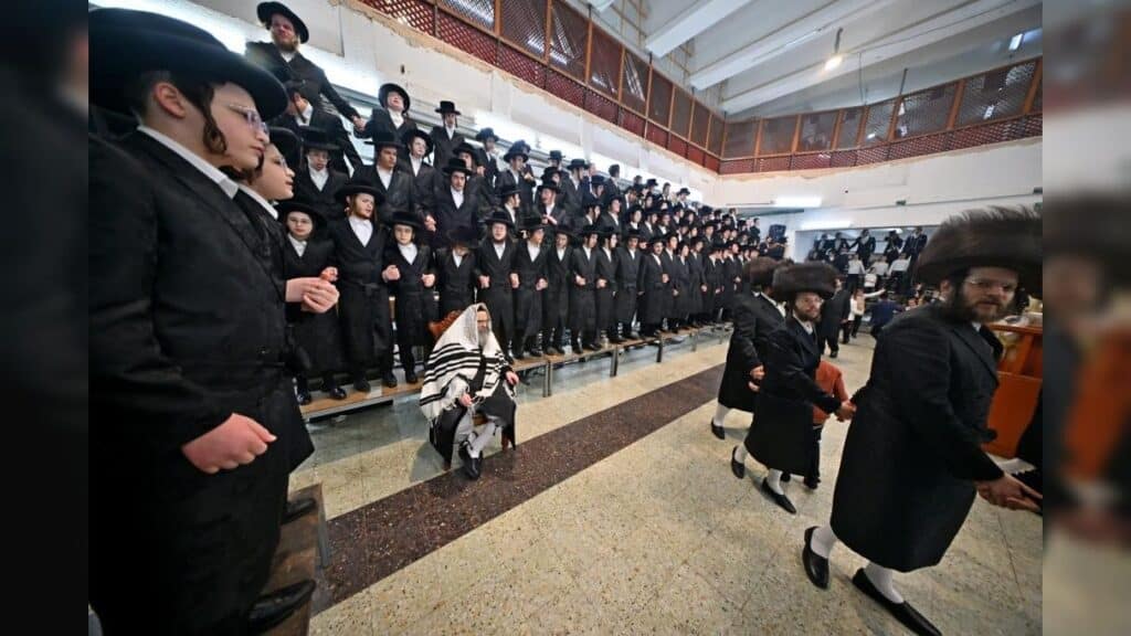 מעמד נעילת החג והקפות שניות בבית המדרש של סאטמאר בב"ב מעמד נעילת החג והקפות שניות בבית המדרש של סאטמאר בב"ב