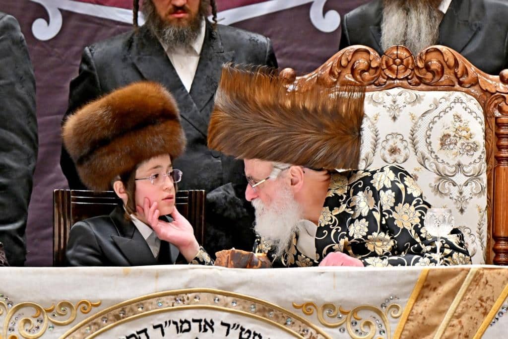 שמחת בית צדיקים: חבישת הקאלפיק והנחת התפילין לנכד האדמו"רים שמחת בית צדיקים: חבישת הקאלפיק והנחת התפילין לנכד האדמו"רים