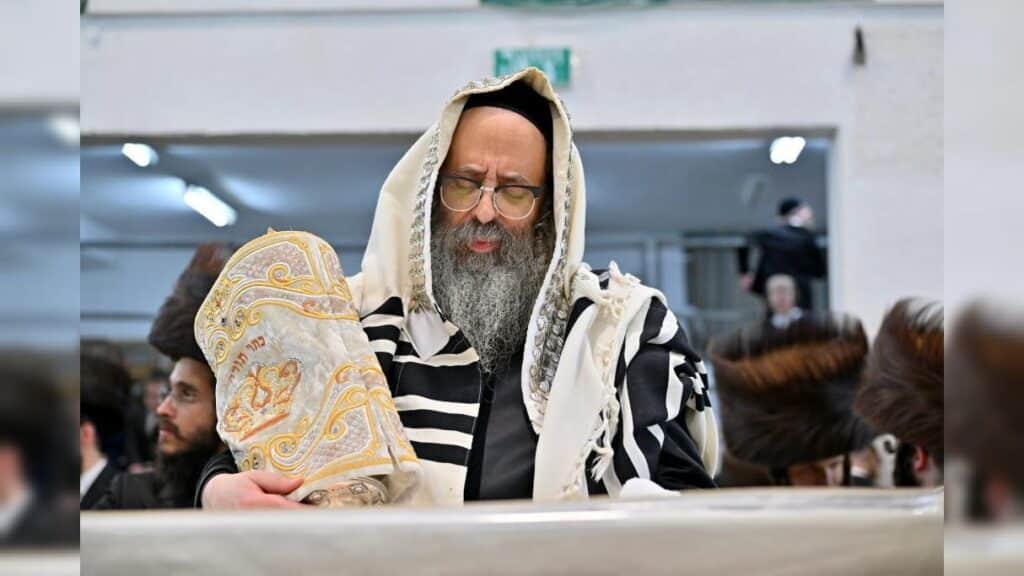 מעמד נעילת החג והקפות שניות בבית המדרש של סאטמאר בב"ב מעמד נעילת החג והקפות שניות בבית המדרש של סאטמאר בב"ב