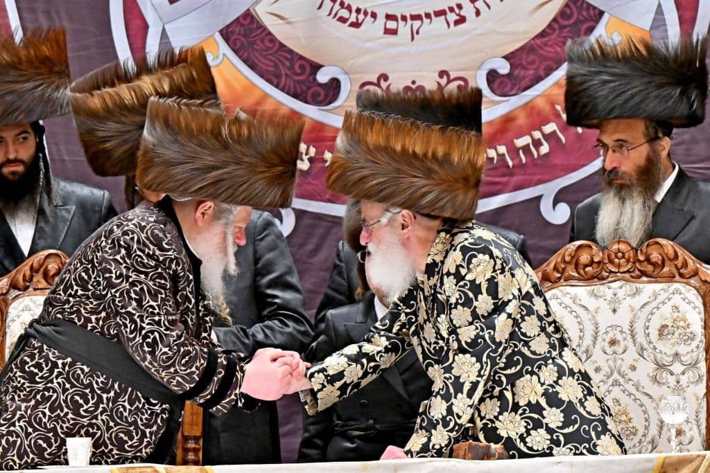 שמחת בית צדיקים: חבישת הקאלפיק והנחת התפילין לנכד האדמו"רים שמחת בית צדיקים: חבישת הקאלפיק והנחת התפילין לנכד האדמו"רים