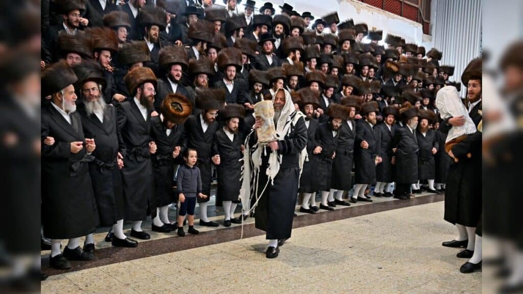 מעמד נעילת החג והקפות שניות בבית המדרש של סאטמאר בב"ב מעמד נעילת החג והקפות שניות בבית המדרש של סאטמאר בב"ב