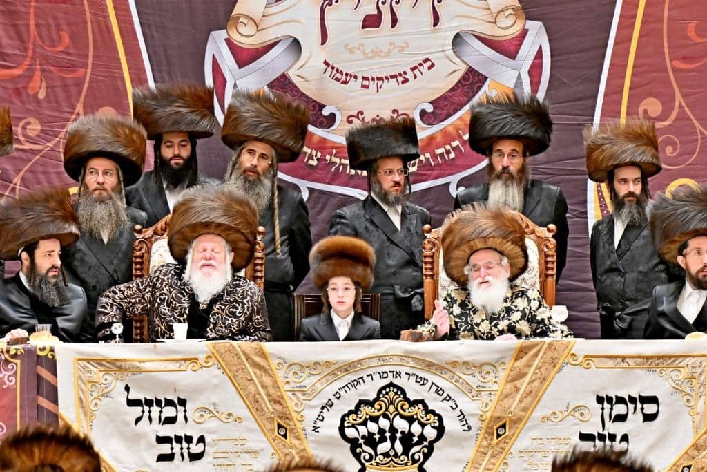 שמחת בית צדיקים: חבישת הקאלפיק והנחת התפילין לנכד האדמו"רים שמחת בית צדיקים: חבישת הקאלפיק והנחת התפילין לנכד האדמו"רים