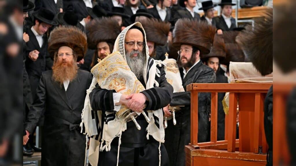 מעמד נעילת החג והקפות שניות בבית המדרש של סאטמאר בב"ב מעמד נעילת החג והקפות שניות בבית המדרש של סאטמאר בב"ב