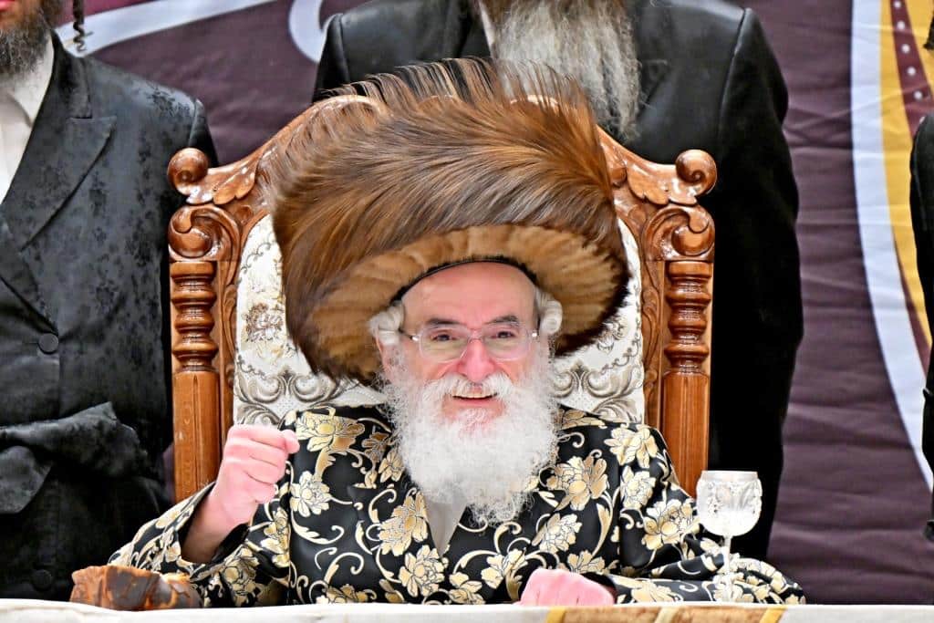 שמחת בית צדיקים: חבישת הקאלפיק והנחת התפילין לנכד האדמו"רים שמחת בית צדיקים: חבישת הקאלפיק והנחת התפילין לנכד האדמו"רים