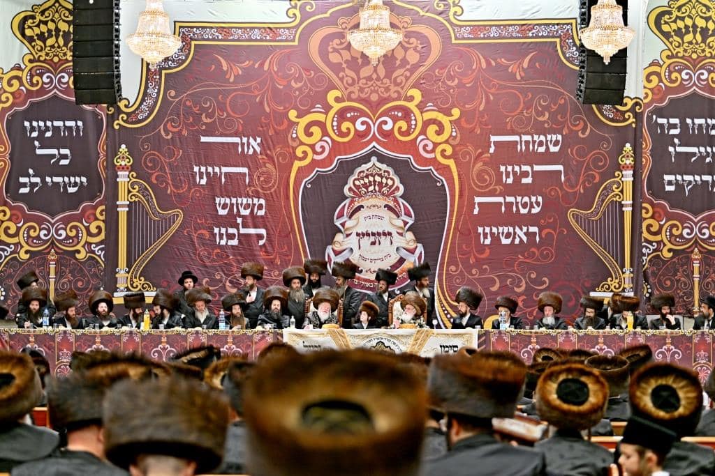 שמחת בית צדיקים: חבישת הקאלפיק והנחת התפילין לנכד האדמו"רים שמחת בית צדיקים: חבישת הקאלפיק והנחת התפילין לנכד האדמו"רים