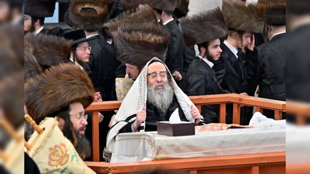 מעמד נעילת החג והקפות שניות בבית המדרש של סאטמאר בב"ב מעמד נעילת החג והקפות שניות בבית המדרש של סאטמאר בב"ב