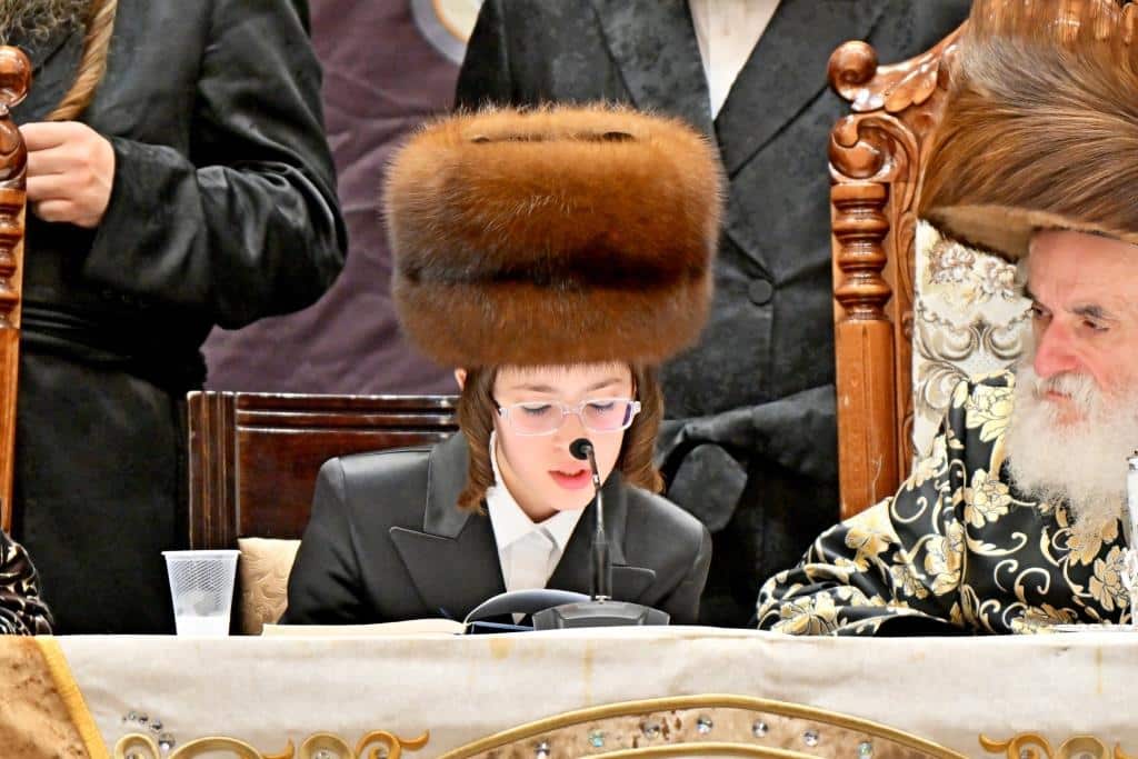 שמחת בית צדיקים: חבישת הקאלפיק והנחת התפילין לנכד האדמו"רים שמחת בית צדיקים: חבישת הקאלפיק והנחת התפילין לנכד האדמו"רים