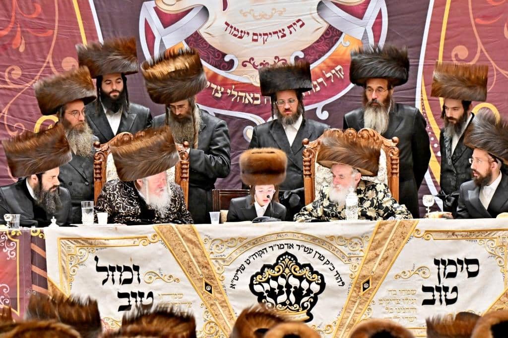 שמחת בית צדיקים: חבישת הקאלפיק והנחת התפילין לנכד האדמו"רים שמחת בית צדיקים: חבישת הקאלפיק והנחת התפילין לנכד האדמו"רים