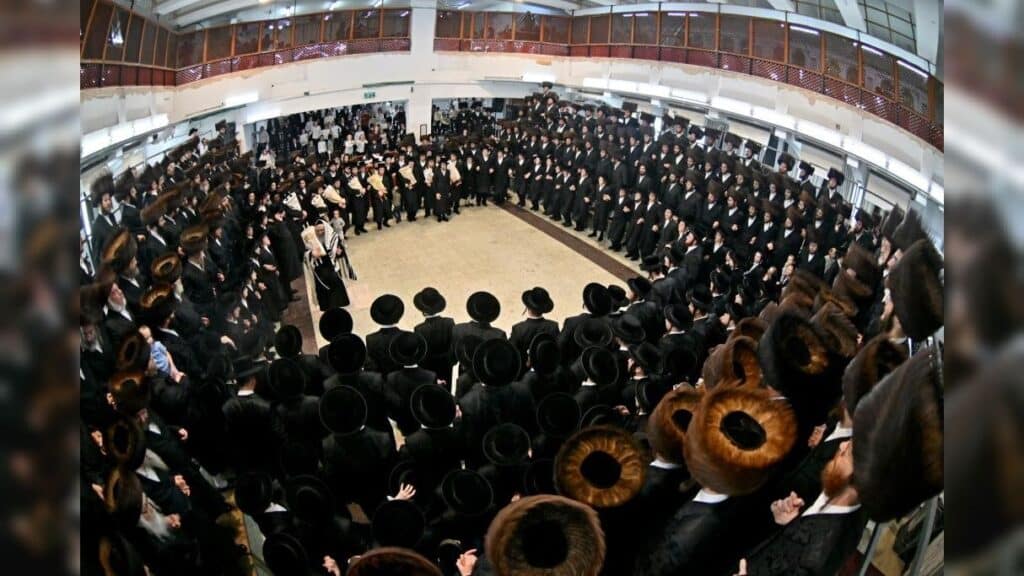 מעמד נעילת החג והקפות שניות בבית המדרש של סאטמאר בב"ב מעמד נעילת החג והקפות שניות בבית המדרש של סאטמאר בב"ב