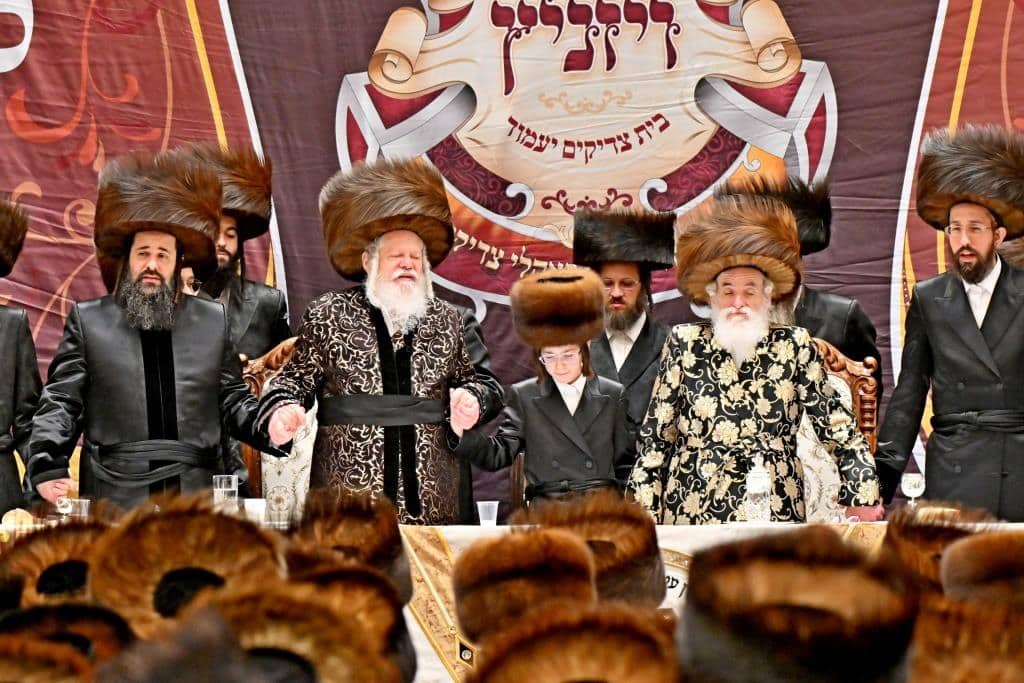 שמחת בית צדיקים: חבישת הקאלפיק והנחת התפילין לנכד האדמו"רים שמחת בית צדיקים: חבישת הקאלפיק והנחת התפילין לנכד האדמו"רים