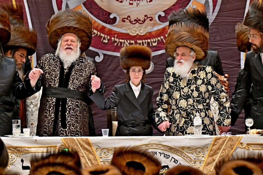 שמחת בית צדיקים: חבישת הקאלפיק והנחת התפילין לנכד האדמו"רים שמחת בית צדיקים: חבישת הקאלפיק והנחת התפילין לנכד האדמו"רים