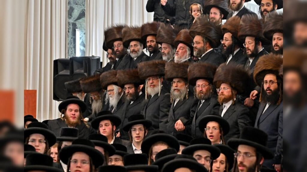 מעמד נעילת החג והקפות שניות בבית המדרש של סאטמאר בב"ב מעמד נעילת החג והקפות שניות בבית המדרש של סאטמאר בב"ב