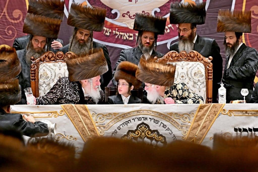 שמחת בית צדיקים: חבישת הקאלפיק והנחת התפילין לנכד האדמו"רים שמחת בית צדיקים: חבישת הקאלפיק והנחת התפילין לנכד האדמו"רים