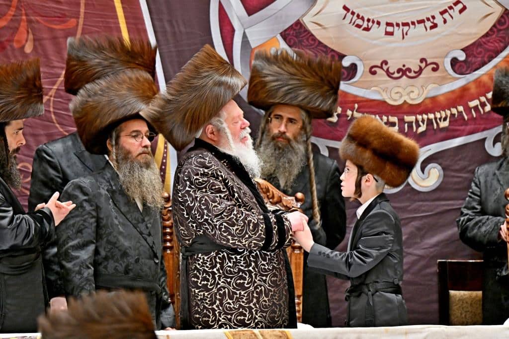 שמחת בית צדיקים: חבישת הקאלפיק והנחת התפילין לנכד האדמו"רים שמחת בית צדיקים: חבישת הקאלפיק והנחת התפילין לנכד האדמו"רים