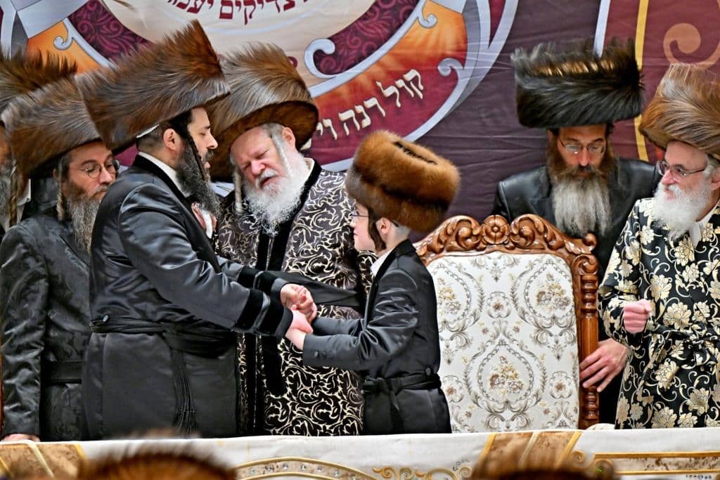 שמחת בית צדיקים: חבישת הקאלפיק והנחת התפילין לנכד האדמו"רים שמחת בית צדיקים: חבישת הקאלפיק והנחת התפילין לנכד האדמו"רים