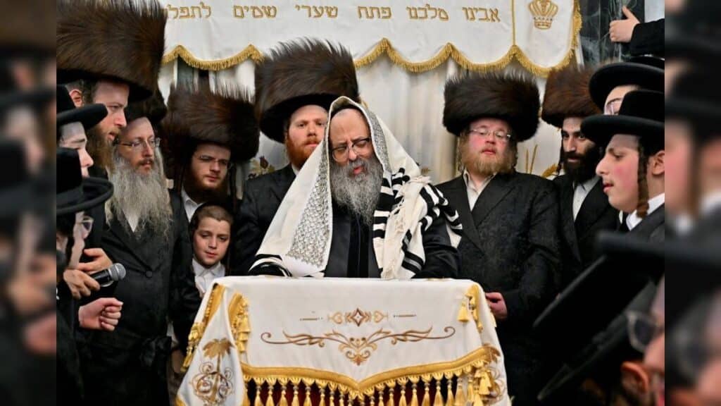 מעמד נעילת החג והקפות שניות בבית המדרש של סאטמאר בב"ב מעמד נעילת החג והקפות שניות בבית המדרש של סאטמאר בב"ב