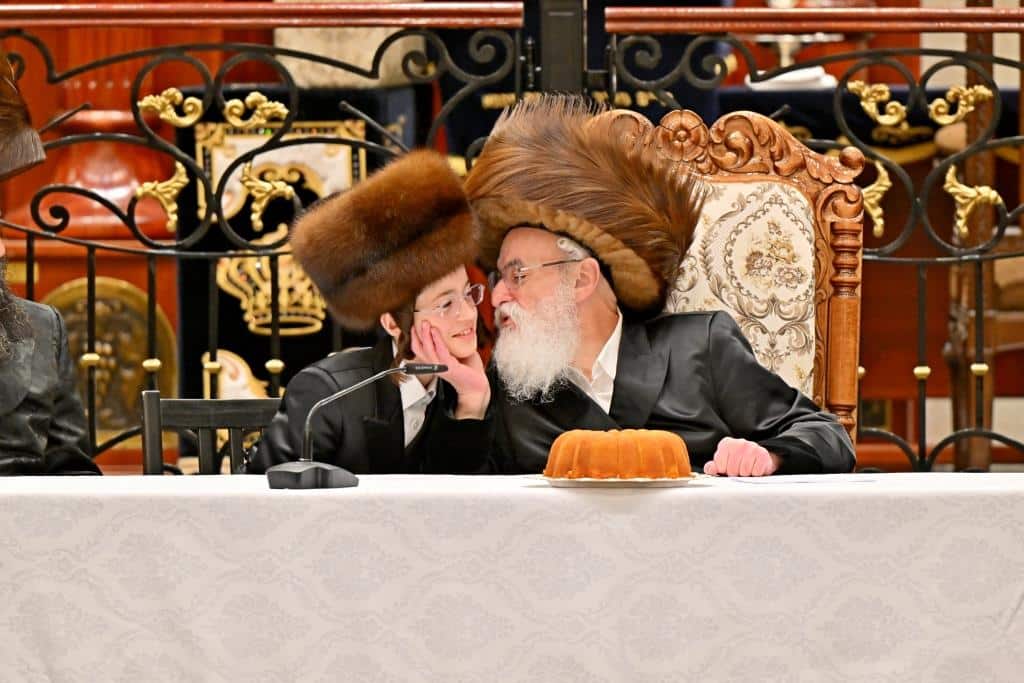 שמחת בית צדיקים: חבישת הקאלפיק והנחת התפילין לנכד האדמו"רים שמחת בית צדיקים: חבישת הקאלפיק והנחת התפילין לנכד האדמו"רים