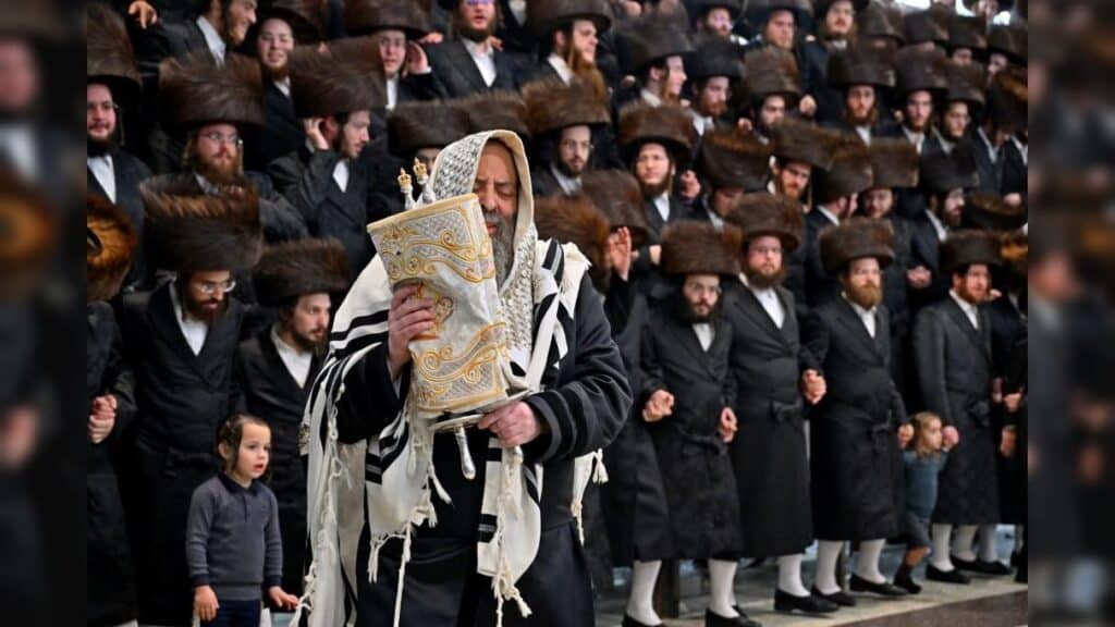 מעמד נעילת החג והקפות שניות בבית המדרש של סאטמאר בב"ב מעמד נעילת החג והקפות שניות בבית המדרש של סאטמאר בב"ב
