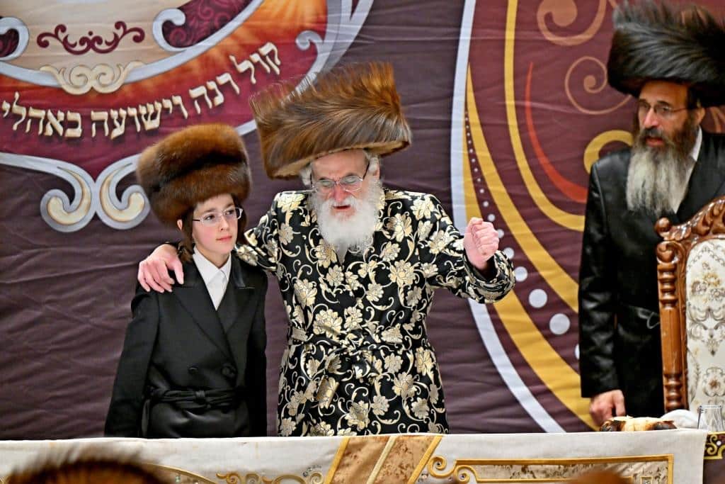 שמחת בית צדיקים: חבישת הקאלפיק והנחת התפילין לנכד האדמו"רים שמחת בית צדיקים: חבישת הקאלפיק והנחת התפילין לנכד האדמו"רים